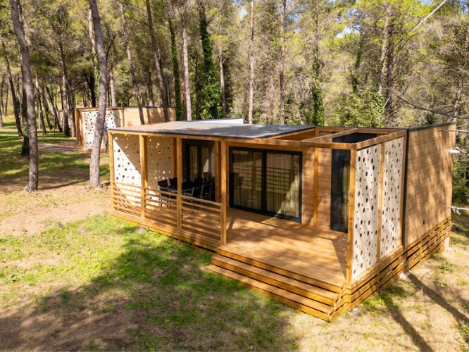 Casa mobile moderna con rivestimento in pannelli di legno per esterni resistenti e di design.