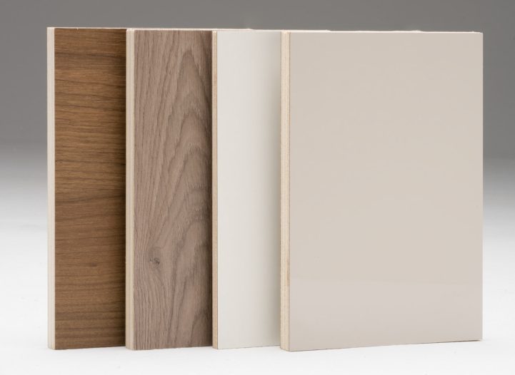 Campioni di pannelli multistrato con diverse finiture: impiallacciato noce, impiallacciato rovere, nobilitato bianco e nobilitato beige per allestimento camper.