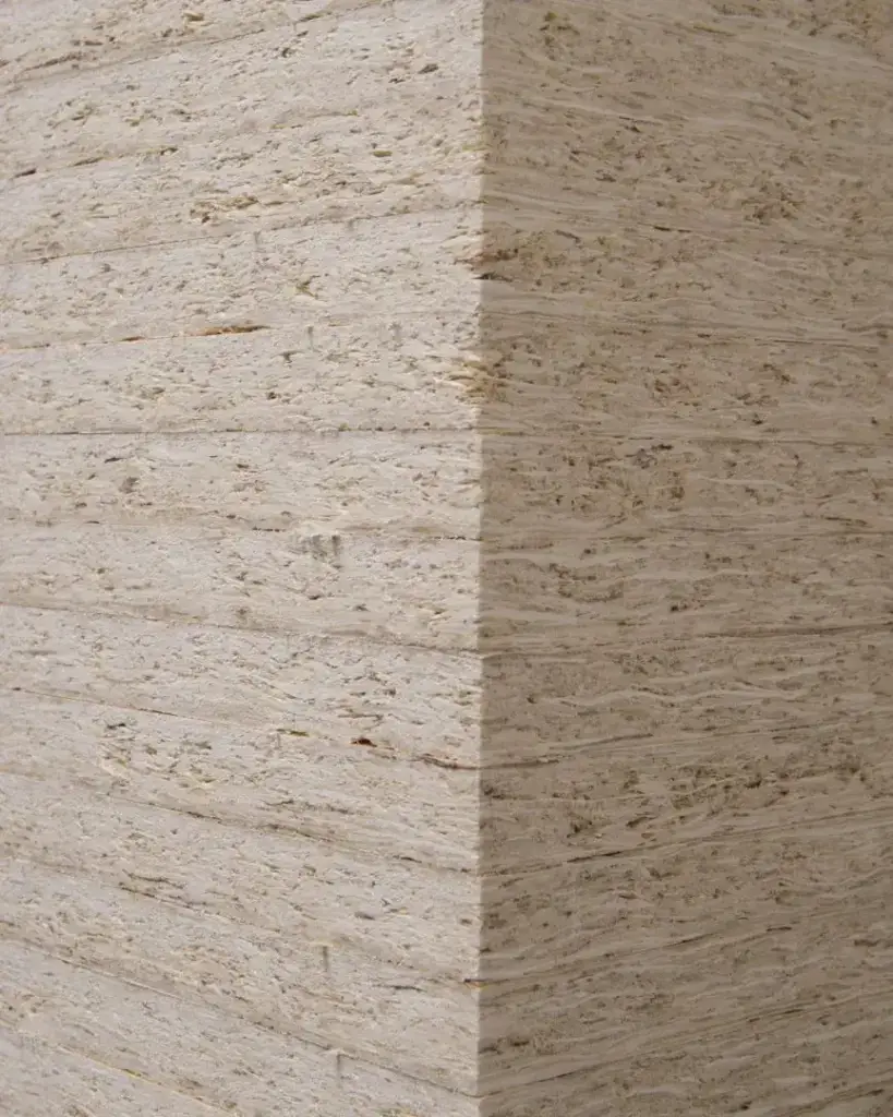 Pannello OSB grezzo - dettaglio della superficie con scaglie di legno orientate e pressate, colore naturale chiaro.